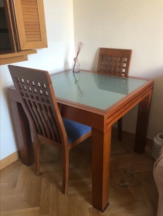 Mesa de comedor de madera y cristal
