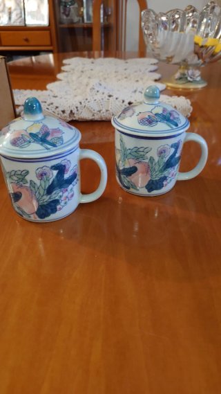 Tazas de cerámica con asa y tapa decoradas