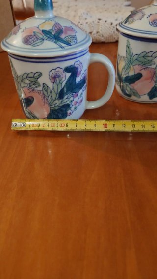 Tazas de cerámica con asa y tapa decoradas