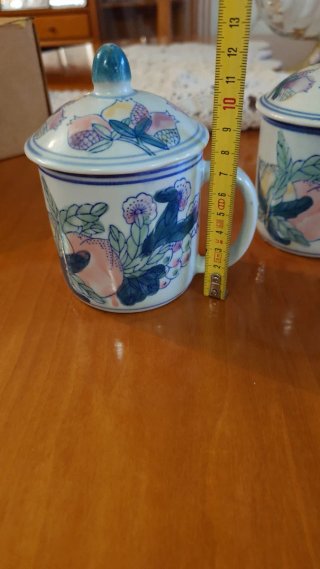 Tazas de cerámica con asa y tapa decoradas