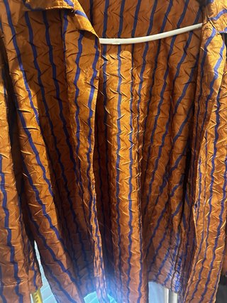 Sobrecamisa plisada bronce y rayas azules