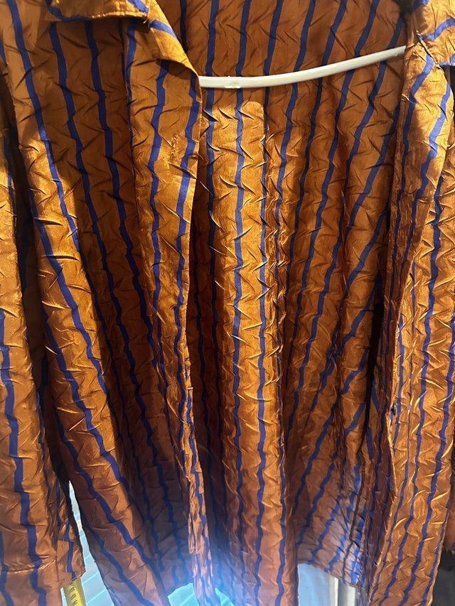 Sobrecamisa plisada bronce y rayas azules