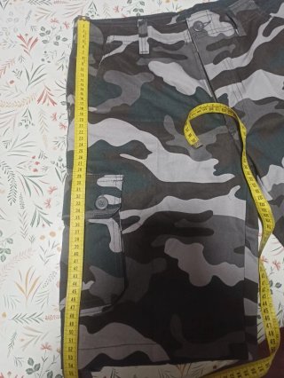 Pantalones cortos cargo camuflaje gris