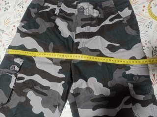 Pantalones cortos cargo camuflaje gris