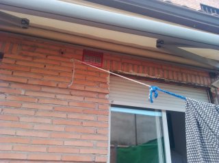 Toldo eléctrico gris