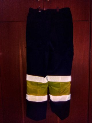 Pantalón de trabajo azul con detalles reflectantes