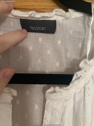 Blusa blanca volantes C&A