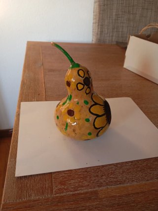 Casa de pájaro decorada con girasol