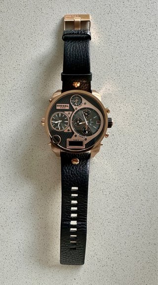 Reloj Diesel Negro y Dorado DZ-7261