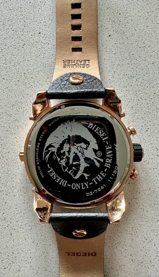 Reloj Diesel Negro y Dorado DZ-7261