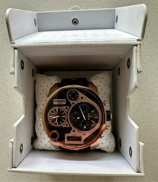Reloj Diesel Negro y Dorado DZ-7261