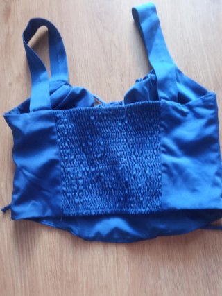 Top Bershka azul satinado con cordones