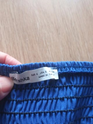 Top Bershka azul satinado con cordones