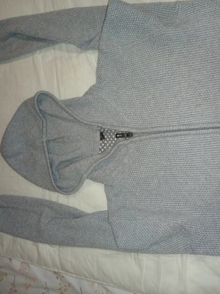 Chaqueta gris con cremallera