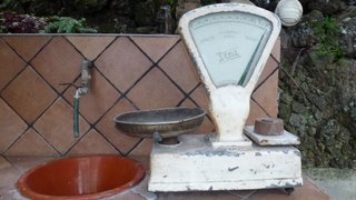 Máquina y Báscula antiguas