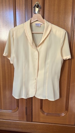 Blusa amarilla con cuello de pico