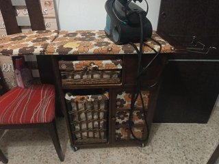 Mesa de planchar con cestas y cajones