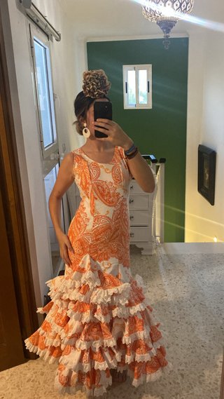 Traje de flamenca naranja y blanco