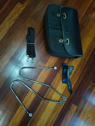 Alforja Derecha Triumph Bonneville + dos herrajes