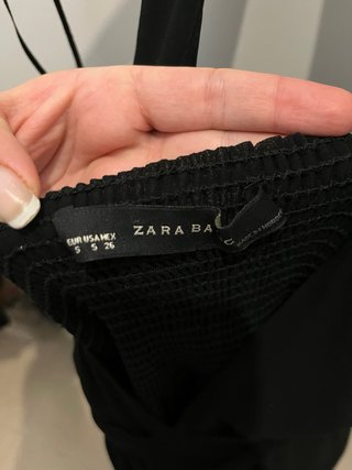 Vestido negro con volantes