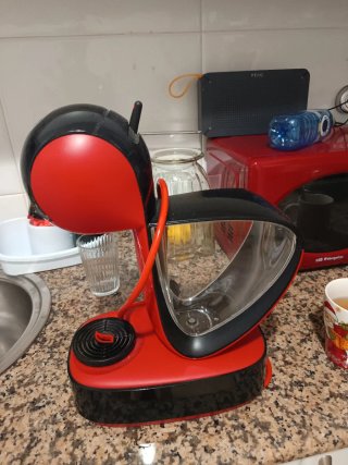 Cafetera Nescafé Dolce Gusto roja. Delonghi nueva