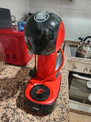 Cafetera Nescafé Dolce Gusto roja. Delonghi nueva
