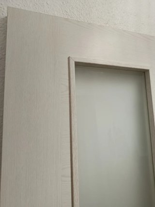 Puerta blanca con cristal