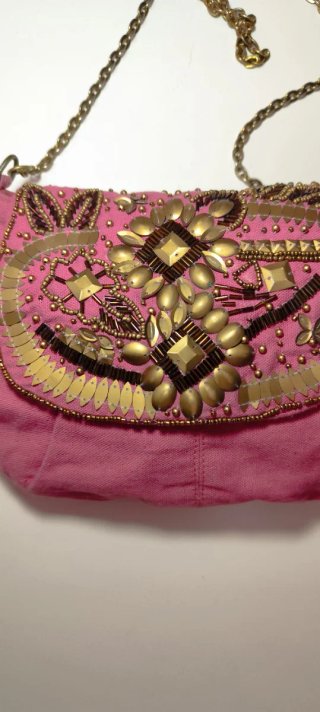 Bolso de fiesta rosa con detalles dorados