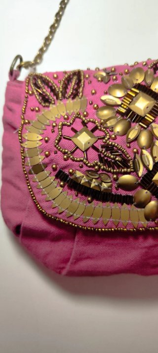 Bolso de fiesta rosa con detalles dorados