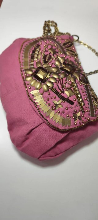 Bolso de fiesta rosa con detalles dorados