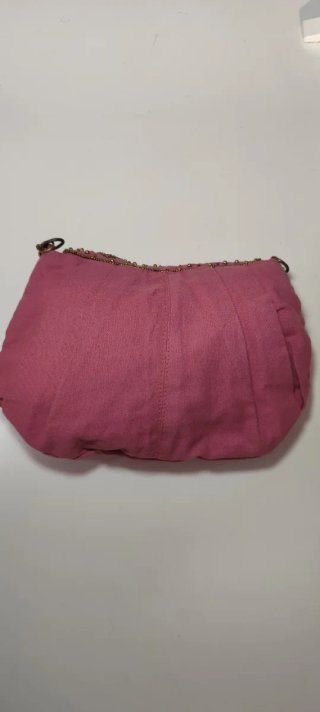 Bolso de fiesta rosa con detalles dorados