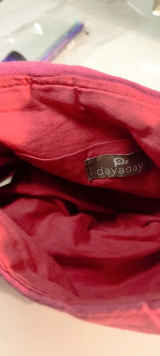 Bolso de fiesta rosa con detalles dorados
