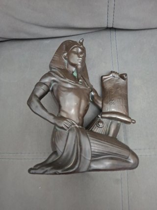 Figura Egipcia Faraón con Papiro