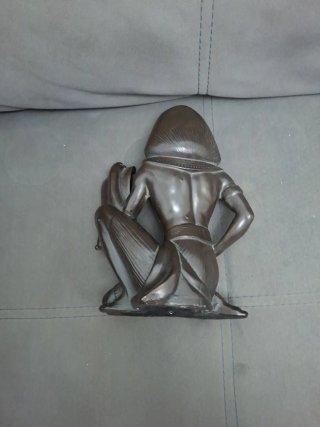 Figura Egipcia Faraón con Papiro