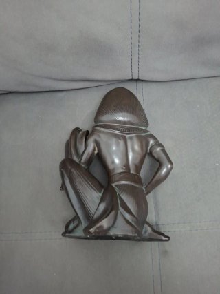 Figura Egipcia Faraón con Papiro