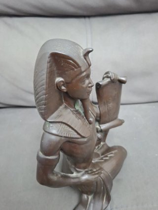 Figura Egipcia Faraón con Papiro