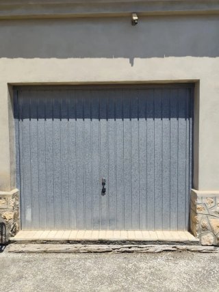 Puerta de garaje basculante galvanizada