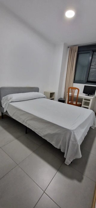 Se alquila habitación