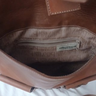Bolso de piel marrón con hebillas