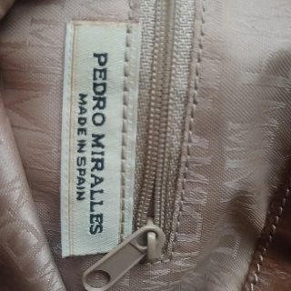 Bolso de piel marrón con hebillas
