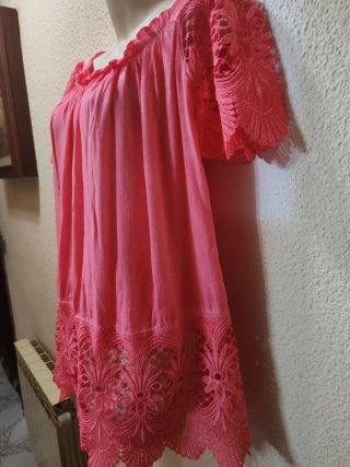 Blusa rosa con encaje