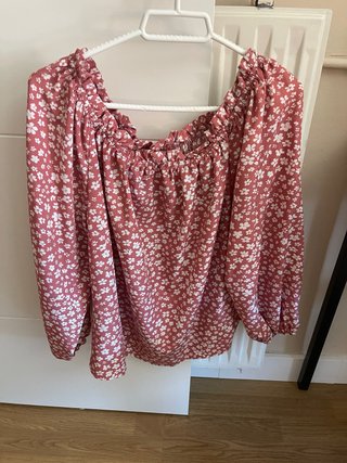 Blusa rosa con flores blancas