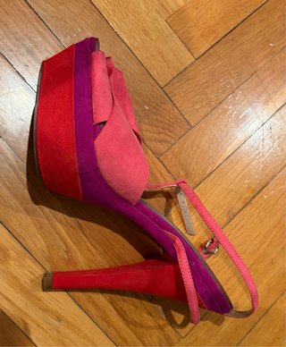 Sandalias Zara ante tacón plataforma.