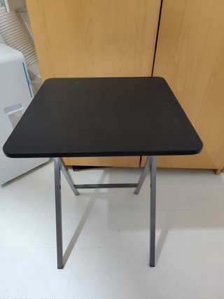 Tavolo pieghevole nero in metallo e plastica