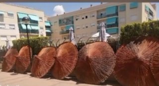 Sombrillas de mimbre marrones