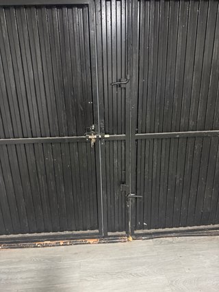 Puerta de garaje negra