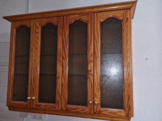 Mueble alto de madera con puertas de cristal
