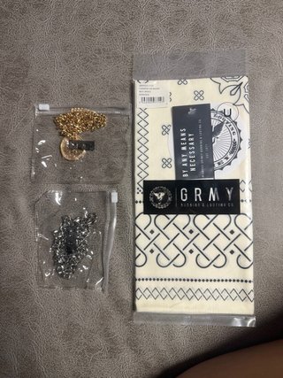 Bandana Grimey y 2 collares