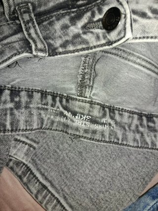 Pantalones cortos vaqueros desgastados