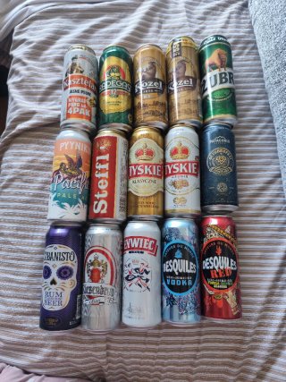 Collezione di lattine di bevande e birra